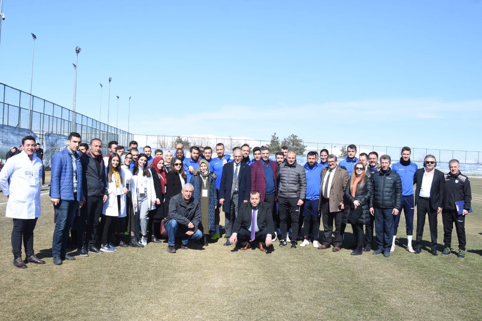 Erzurumspor teknik heyet ve futbolculara tatlı ikramında bulundular