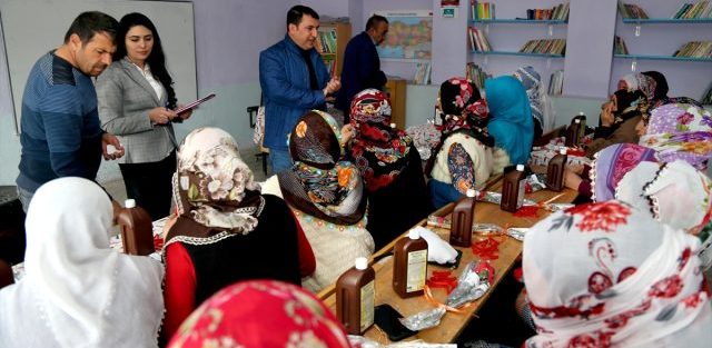 Oltulu kadın çiftçiler sertifika almak için sınavda ter döktü