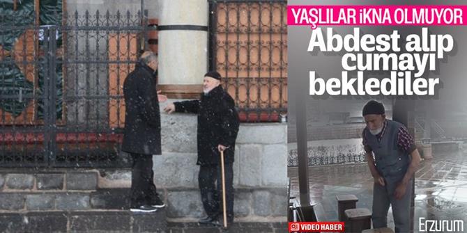 Cuma namazı için camilere gelen yaşlılar kapılarda bekledi