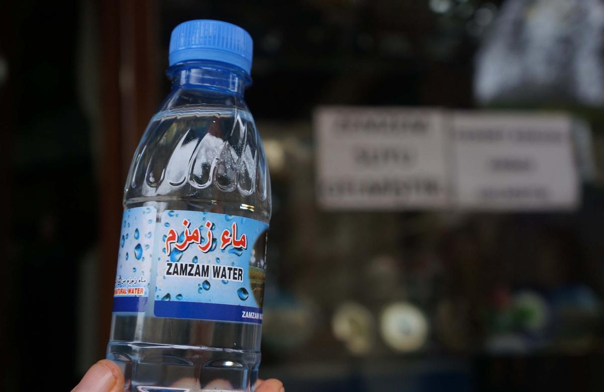 Bu Suudilerin çözümü: Koronaya karşı zemzem suyu!