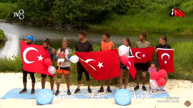 23 Nisan'ı Dominik'te kutlayan Survivor ekibi canlı yayında İstiklal Marşı'nı okudu