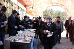 Ülkü Ocakları aşure dağıttı