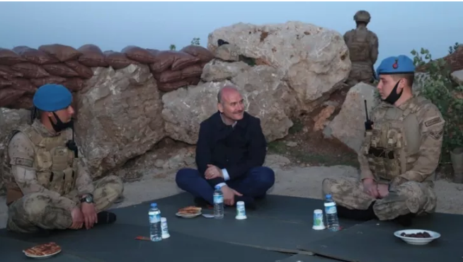 Süleyman Soylu Şırnak Namaz Dağı'nda askerlerle iftar yaptı, sosyal medyada gündem oldu