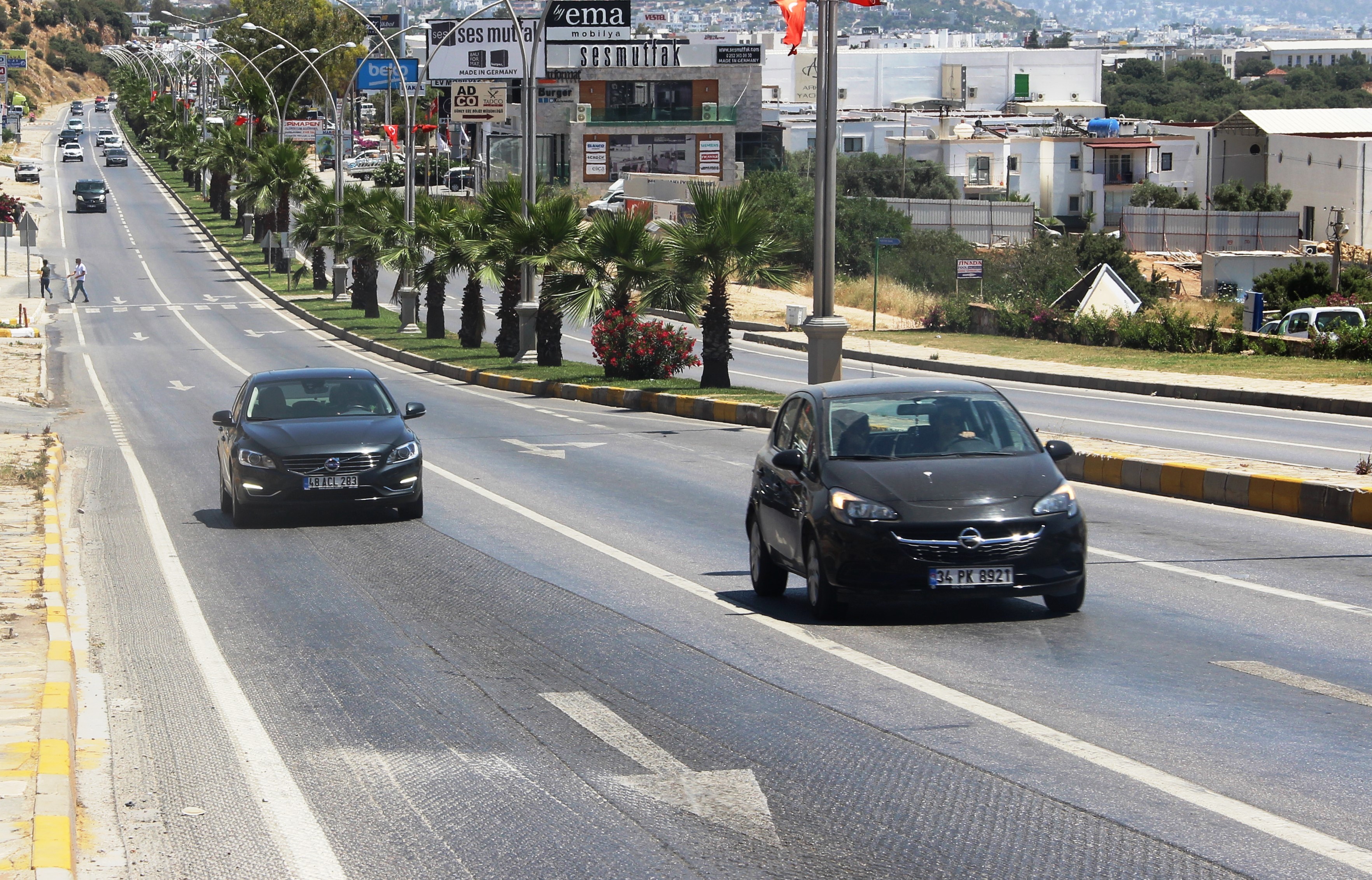 Kilometrelerce kuyruk oluşan yollar bomboş kaldı