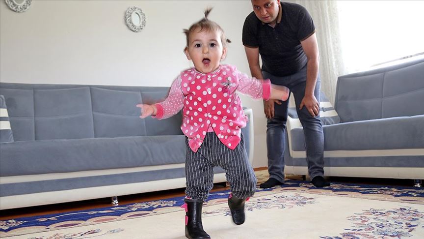 Bayram hediyesi protez ayaklar minik Hira Nur'a ilk kez yürümenin mutluluğunu yaşattı