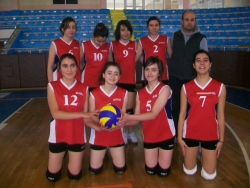 Liseliler Voleybolda yarışıyor