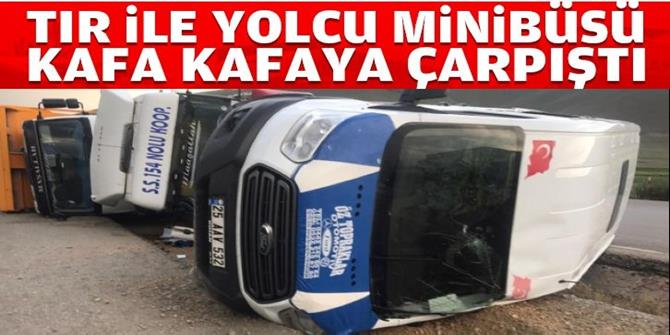 Hatalı solama yapan minibüs Tır ile kafa kafaya çarpıştı