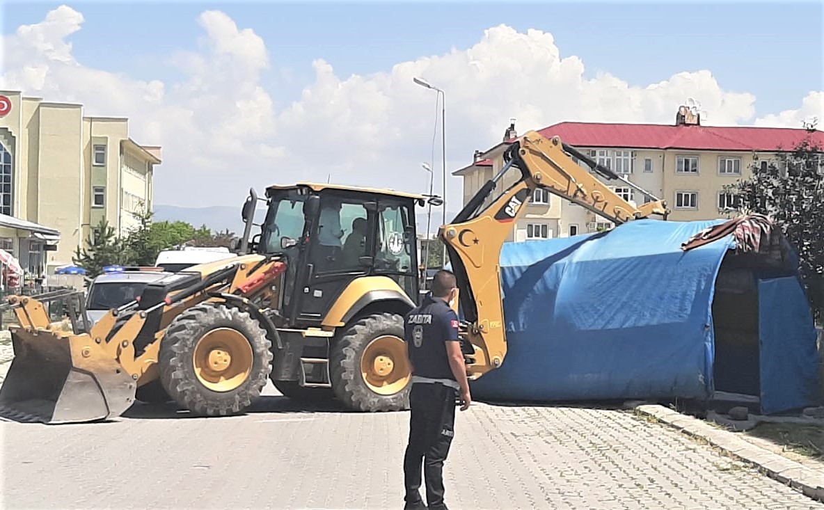 Erzurum'da 50 kaçak yapı belediye ekiplerince yıkıldı