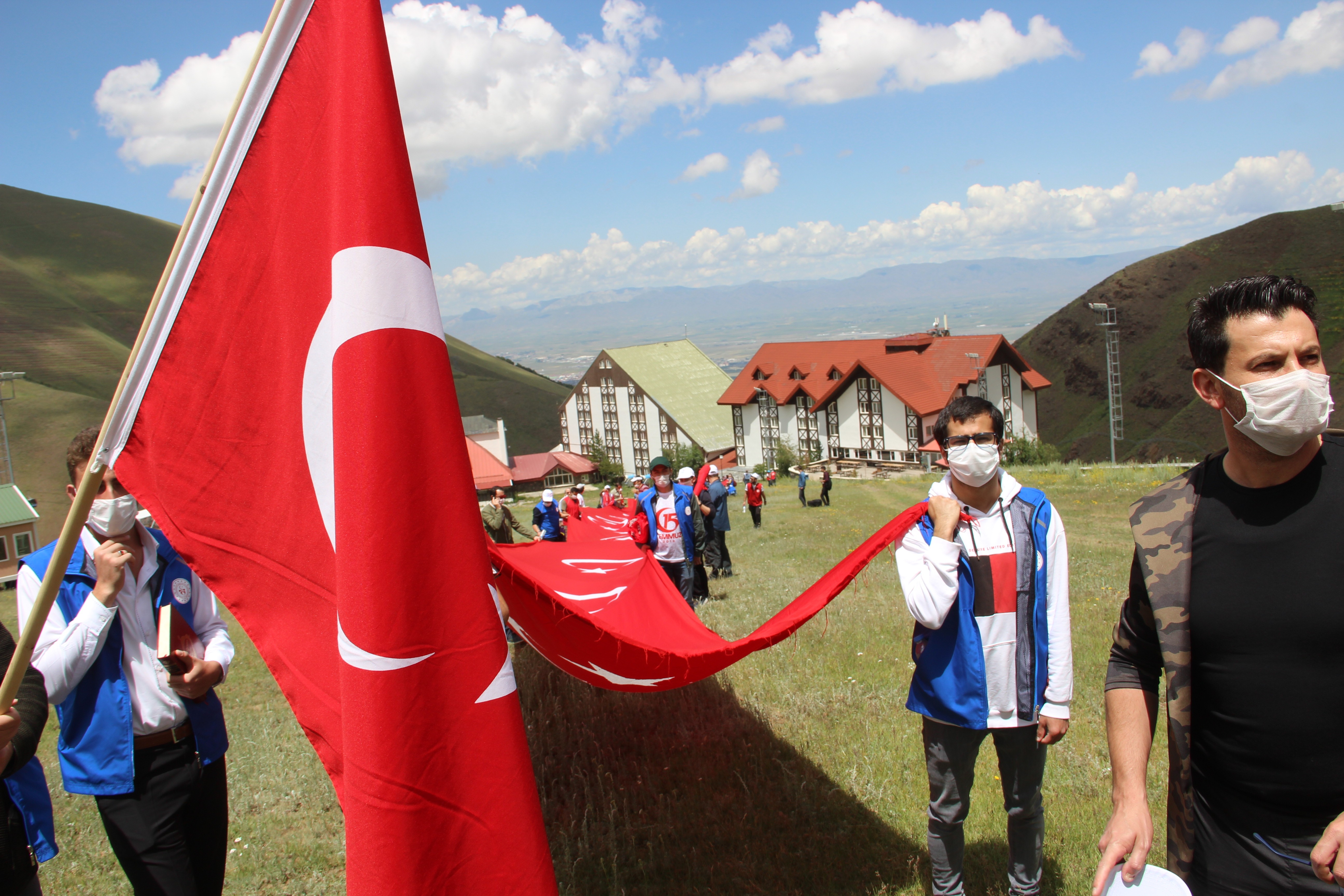 Şehitler için 150 metre uzunluğundaki bayrakla zirveye tırmandılar