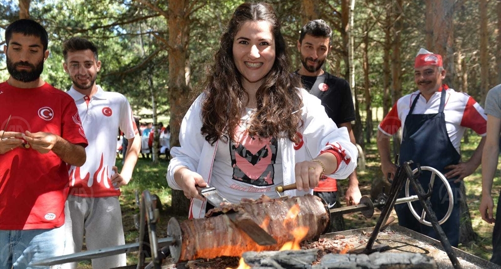 Vali Memiş'ten milli atletlere cağ kebabı ziyafeti