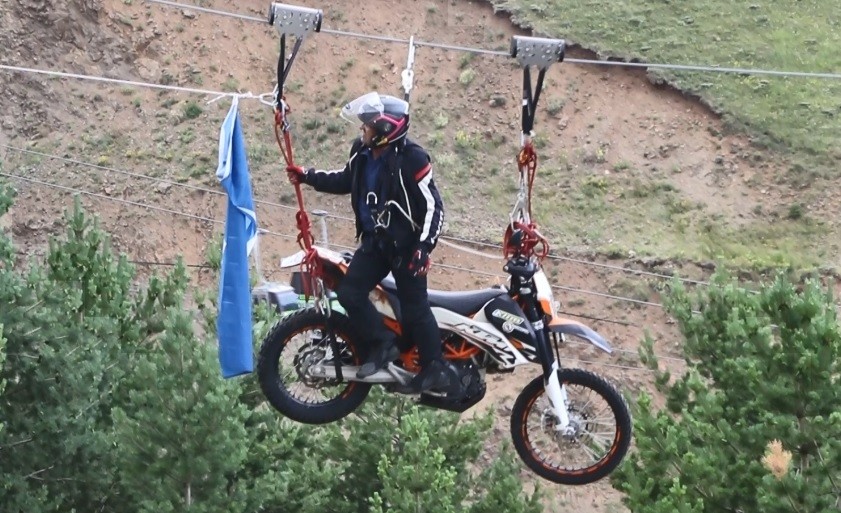 Motosikletle 2 bin 300 rakımda zipline yaparak kanatlandı