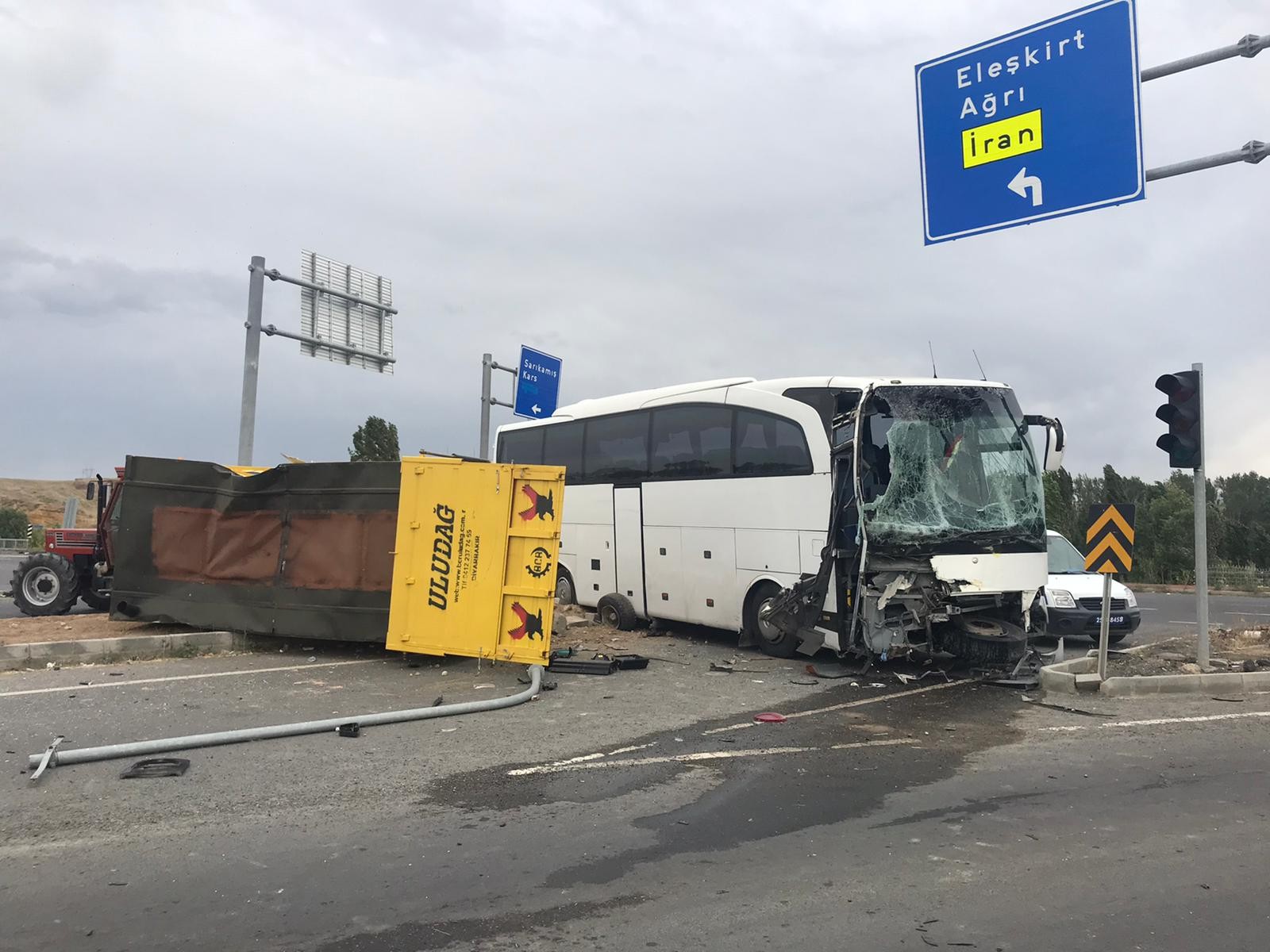 Otobüs ile traktör çarpıştı: 4 yaralı