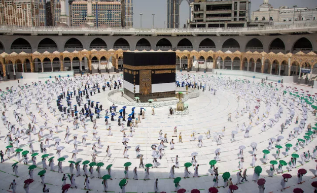 Kabe'de sosyal mesafeli tavaf! Koronavirüs önlemleri tarihe geçti