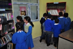 Köy okuluna kütüphane kurdular