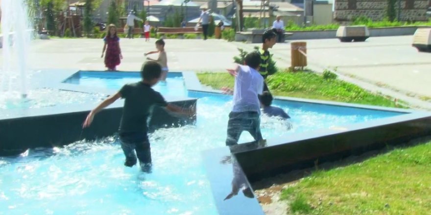 Sıcaktan bunalan çocuklar süs havuzunda serinledi