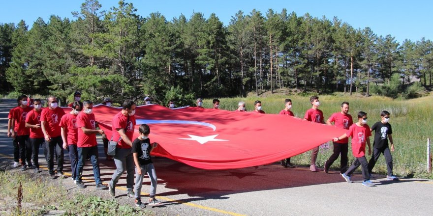 Oltulu doğaseverlerden anlamlı yürüyüş