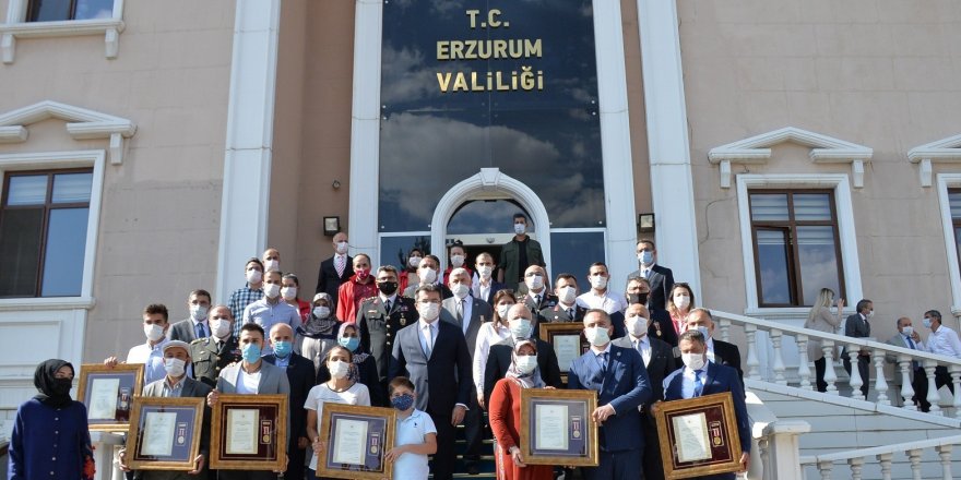 Erzurum’da 5 şehit ailesine ve 2 gaziye 'Devlet Övünç Madalyası' verildi