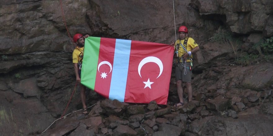 Dağcılar Tortum Şelalesi'nde Azerbaycan ve Türk bayrağı açtı