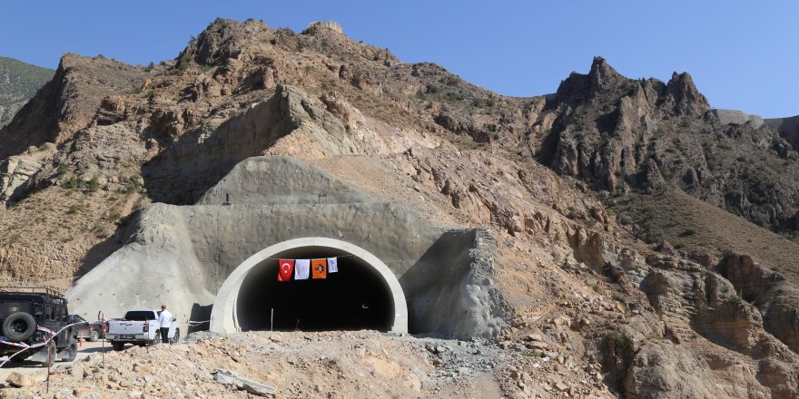 Bakan Karaismailoğlu Yusufeli'nde incelemelerde bulundu