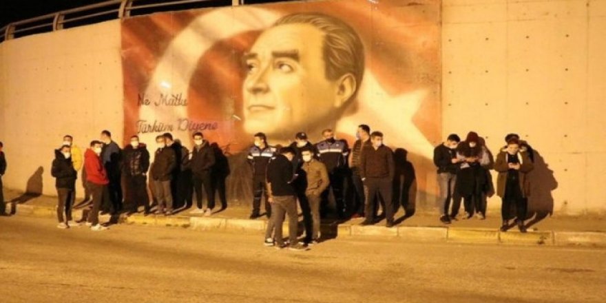 Vatandaş Atatürk için gece nöbetinde!