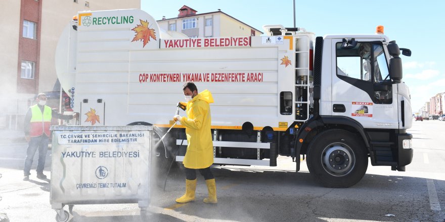 Çöp konteynerleri özel araçla dezenfekte ediliyor