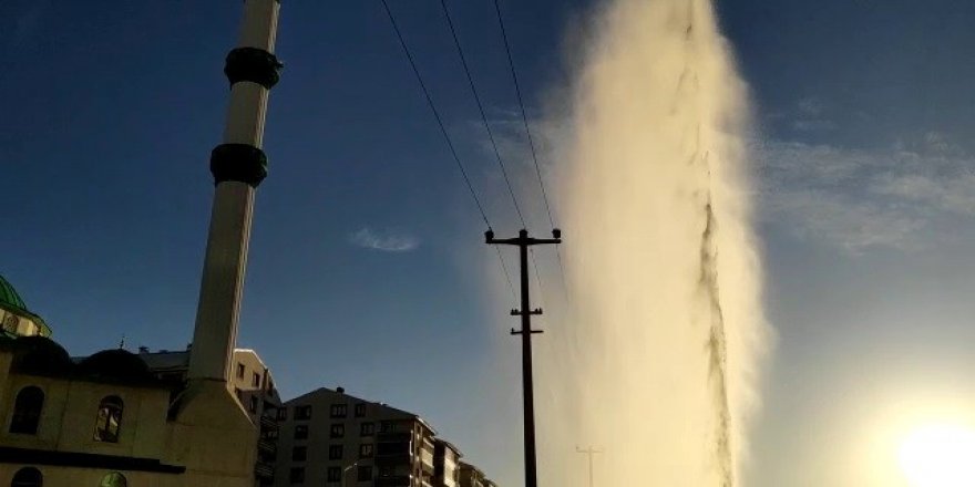 Su borusu patladı, tazyikli su cami minaresini aştı