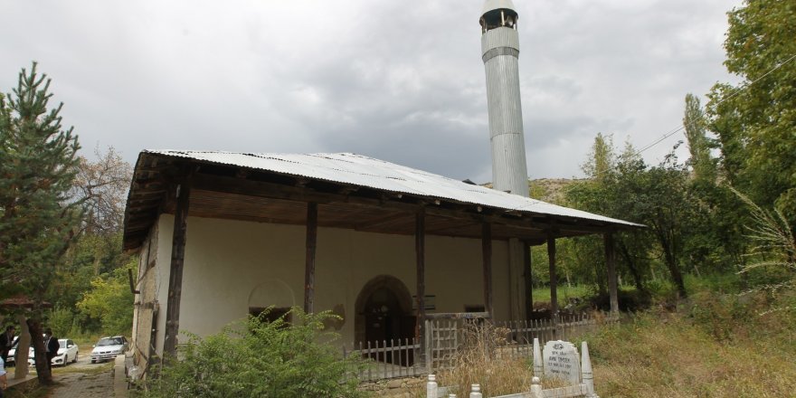 400 yıllık tarihi Tahtalı Cami görenleri etkiliyor