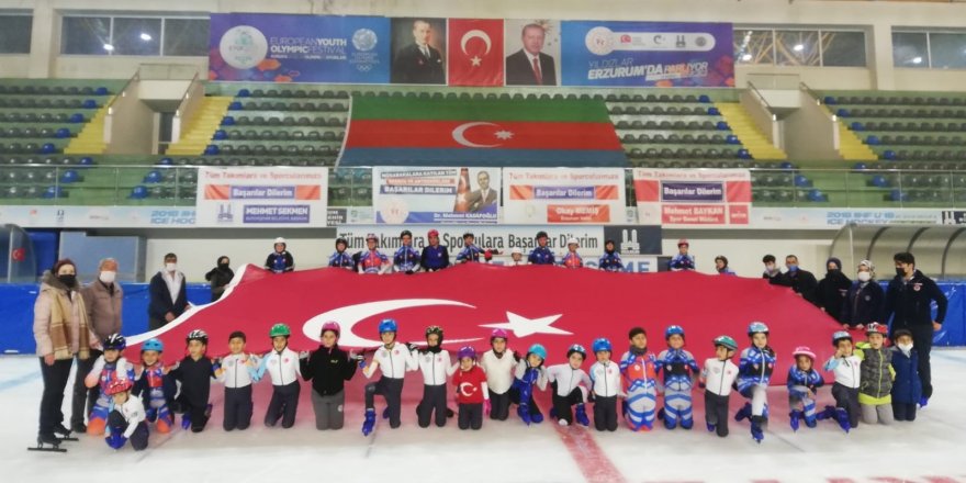 Minik short track sporcuları Cumhuriyet’in 97. yılını buz üzerinde dev Türk bayrağı açarak kutladı