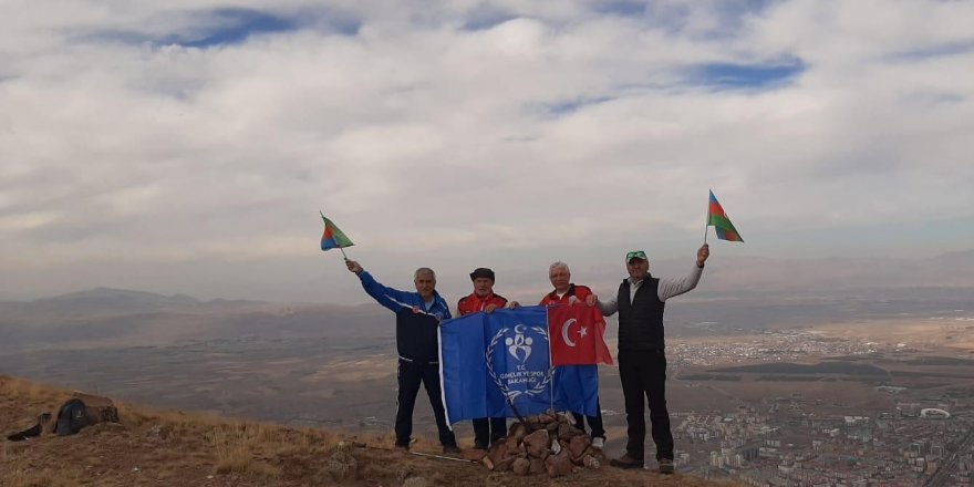 Zirveye Türkiye-Azerbaycan bayrağını astılar