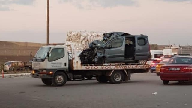 Erzurum'da kamyonet traktöre çarptı: 2 yaralı