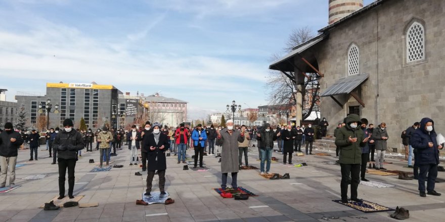 Erzurum’da cuma namazı sonrası yağmur duası edildi