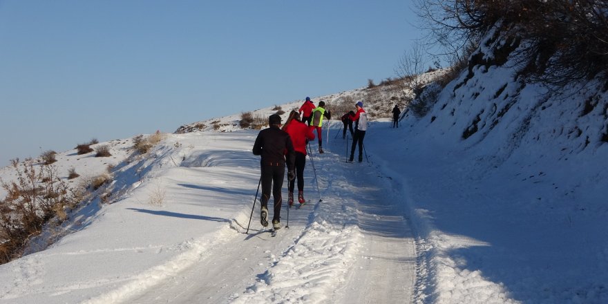 Kar bulamayan kayakçılar yarışlara yüksek kesimlerde hazırlanıyor