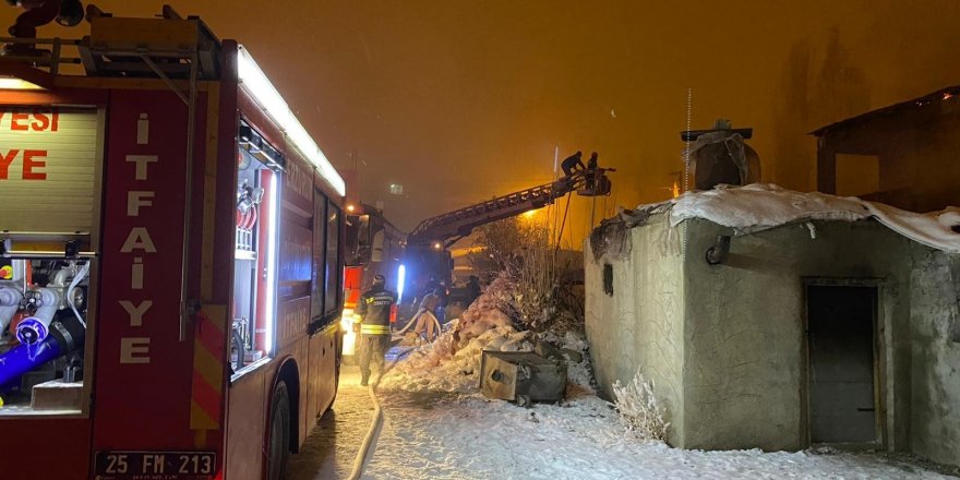 Horasan’da çatı yangını korkuttu