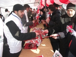 Erzurum'da yüzlerce gül dağıtıldı