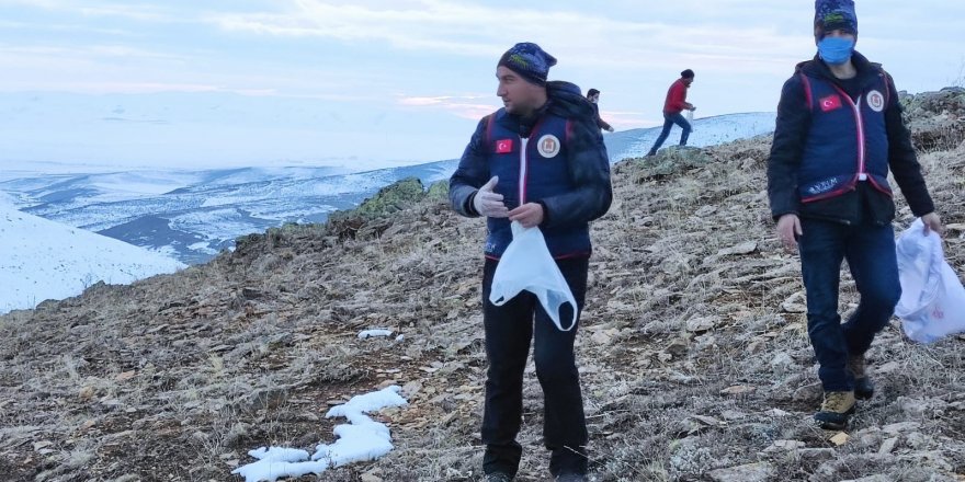 Karla kaplı dağlara yiyecek bıraktılar