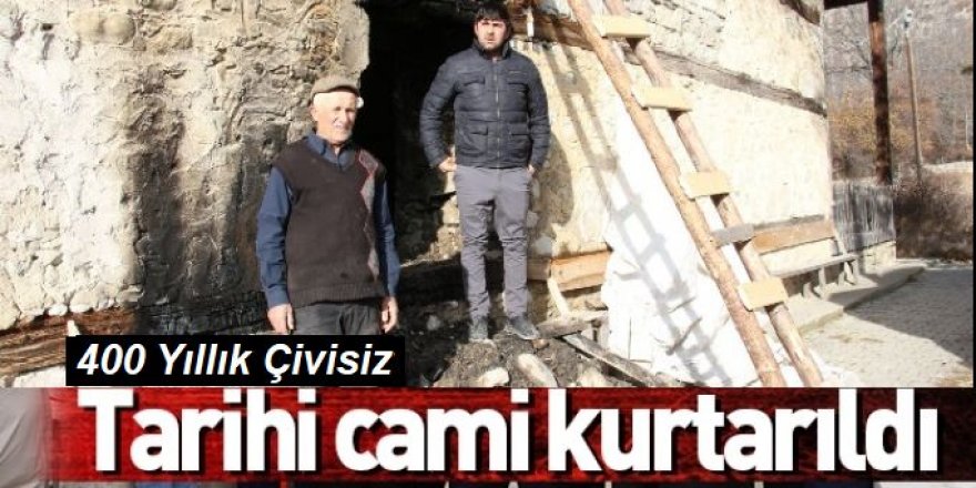 Tarihi ahşap camiyi kül olmaktan köylüler kurtardı