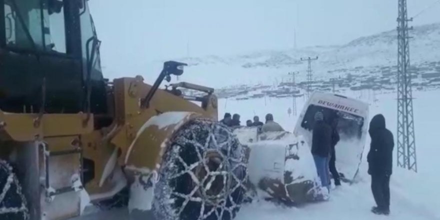 Buzlu yolda şarampole düşen midibüs yol açma dozeri ile kurtarıldı