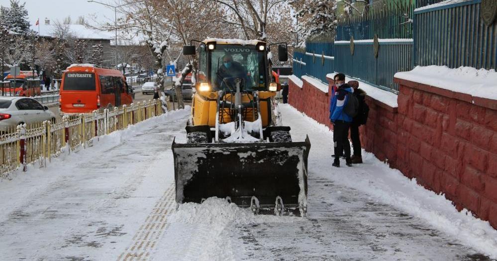 Erzurum Büyükşehir Belediyesi ekipleri karla mücadeleye devam ediyor