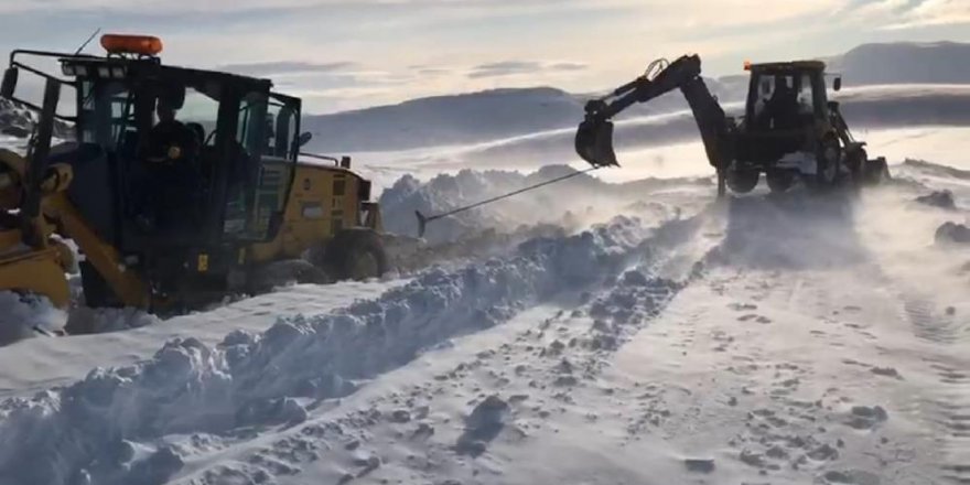 Yol açmaya giden greyder fırtınada kara saplandı