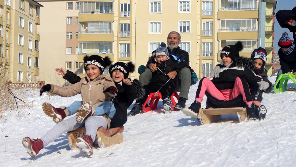 Kızakla kayarak eğlenen çocuklara velileri de eşlik etti