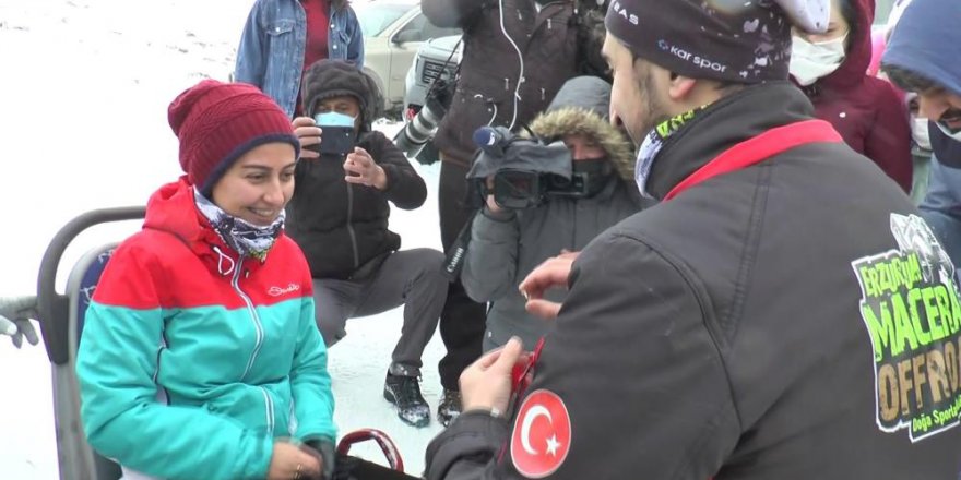 Erzurum'da off-road tutkunundan lastik raftingi yapan kız arkadaşına sürpriz evlilik
