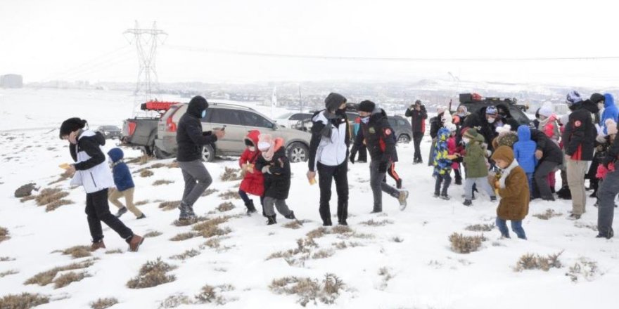 Çocuklar hem lastik rafting yaptı hem de yaban hayvanlarına yem bıraktı