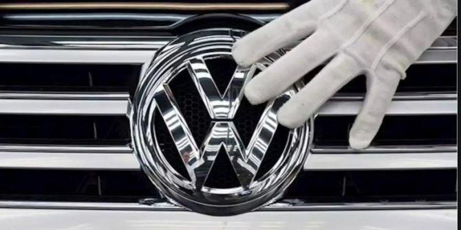 Volkswagen dünyanın en çok araç satan şirketi unvanını kaybetti.