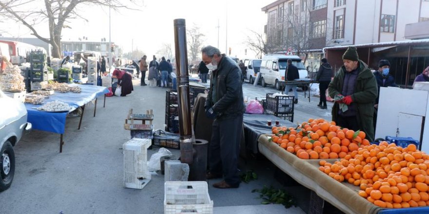 Doğu Anadolu buz kesti, pazarcılar soğuktan korunmak için soba kurdu