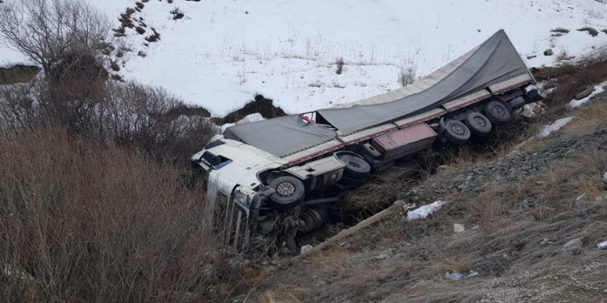 Sürücü uyudu, tır dereye uçtu