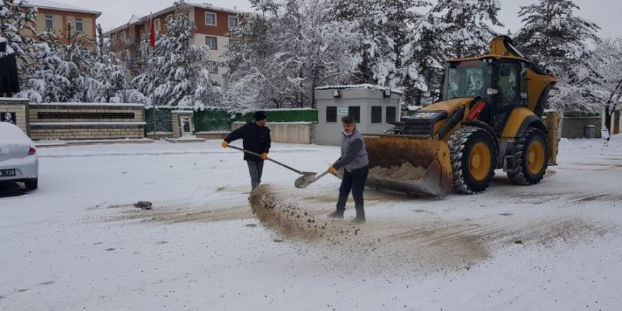 Buzlanan yollarda tuzlama çalışması