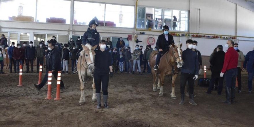 Devlet koruması altında bulunan Afgan çocuklara Atlı terapi