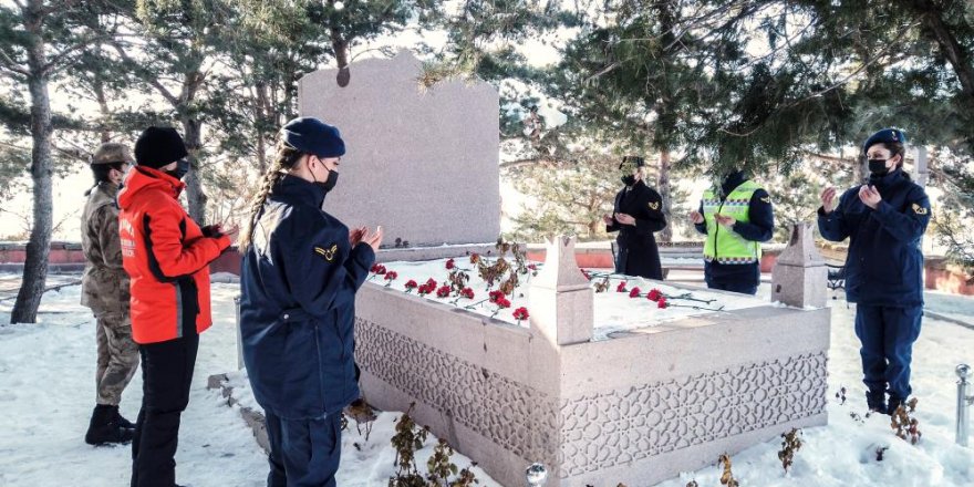 Erzurum’da görevli kadın jandarmalardan Nene Hatun'a ziyaret