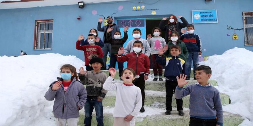 Dağ köyündeki okulu eğitim yuvasına dönüştürdü