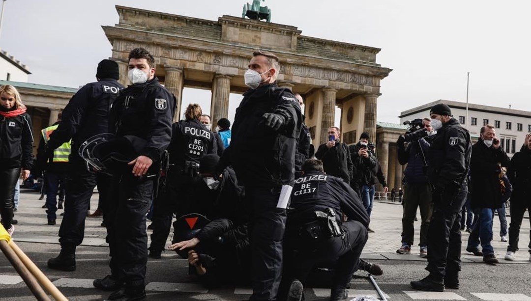 Almanya ve İngiltere'de koronavirüs protestosu: Çok sayıda gözaltı